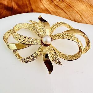 Vintage Gerry's Brooch Gold Tone Bow Ribbon Textures Faux Pearl Signed 4251